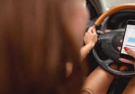 Todo sobre las multas por usar el teléfono cuando se está conduciendo